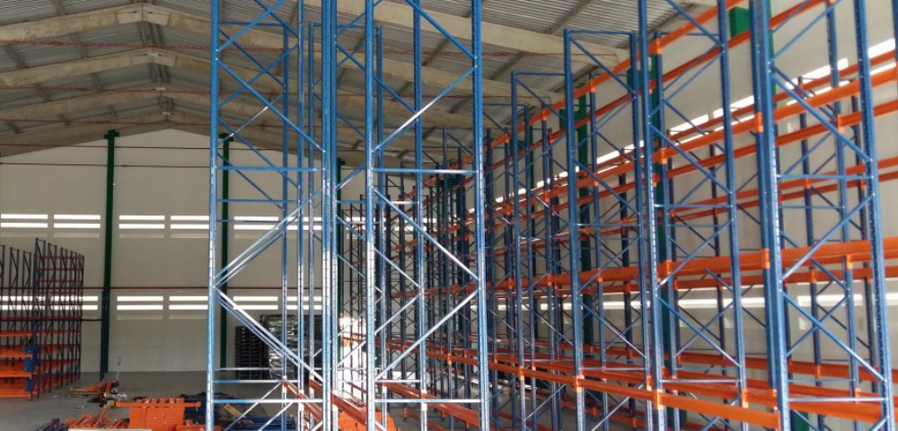 Projeto realizado junto ao Pet Shop Real Pet. Estrutura de porta pallets para armazenamento das mercadorias no galpão de estoque. Projeto entregue e montado em apenas 9 dias, satisfazendo as necessidades do cliente em tempo hábil, garantia e qualidade.