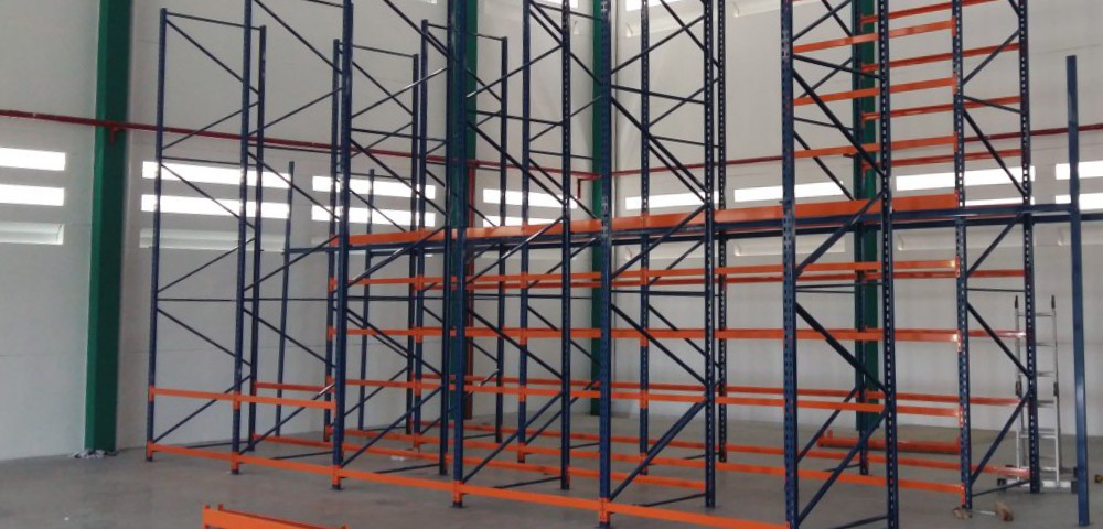 Projeto realizado junto ao Pet Shop Real Pet. Estrutura de porta pallets para armazenamento das mercadorias no galpão de estoque. Projeto entregue e montado em apenas 9 dias, satisfazendo as necessidades do cliente em tempo hábil, garantia e qualidade.